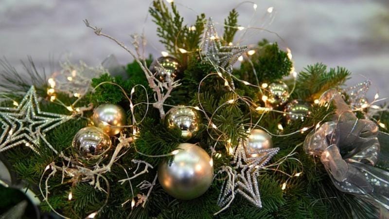 Moderni joulukukka-asetelma